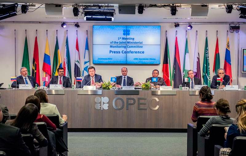 El petróleo cae ante la reunión de la OPEP+ de esta semana